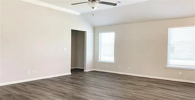 479 Lakeshore Vlg E — Photo 5