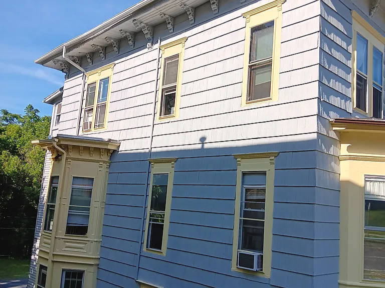 523 E State St — Photo 3