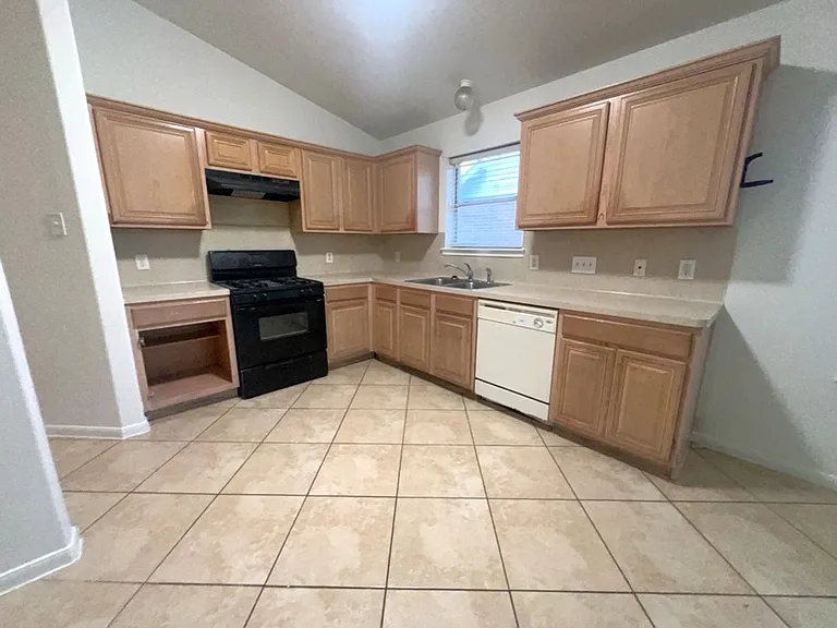 810 Chance Ln — Photo 3