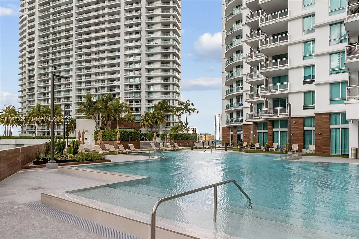 Building Photo - 350 S Miami Ave #5