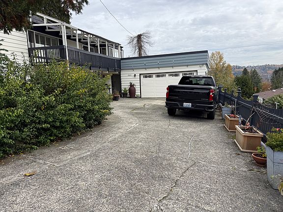 Ample driveway for parking.