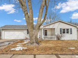 3116 Maplecrest Rd, Bettendorf, IA 52722