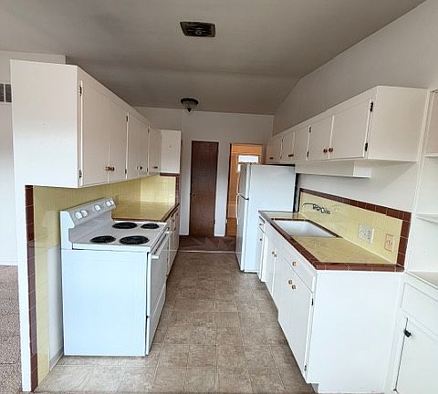 4th image of 2501 NE 115th St APT B