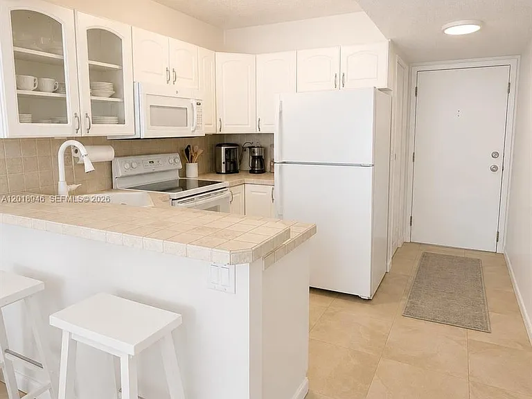 2924 Collins Ave #404 — Photo 4