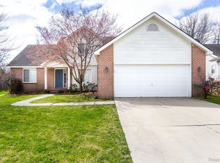 1041 Tartan Ln, Commerce Township, MI 48390