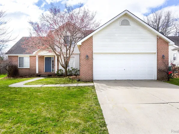 1041 Tartan Ln, Commerce Township, MI 48390
