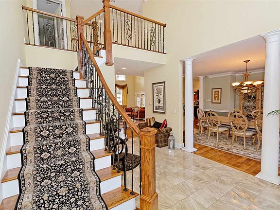 3rd image of 8 Stoneridge Dr
