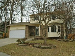 1045 Oak Ridge Cir, Brighton, MI 48116