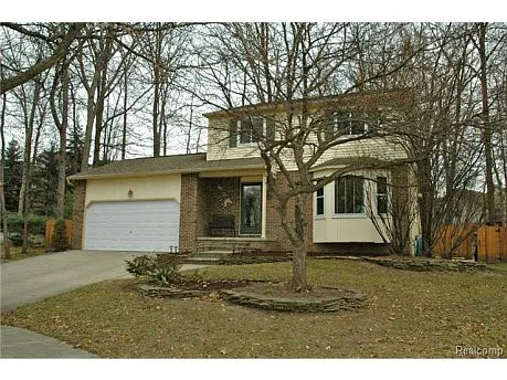 1045 Oak Ridge Cir photo 1