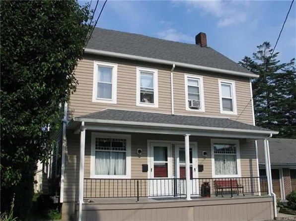 14 N Whitfield St, Nazareth, PA 18064