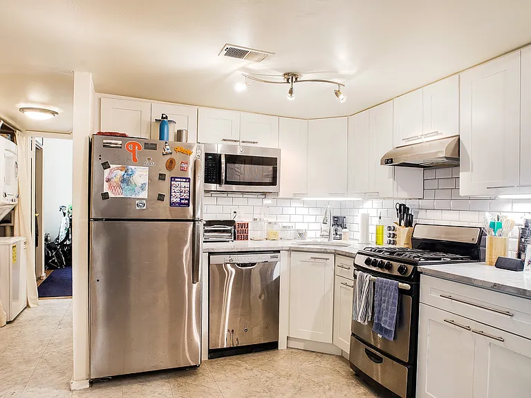 249 Queen St #2 — Photo 6