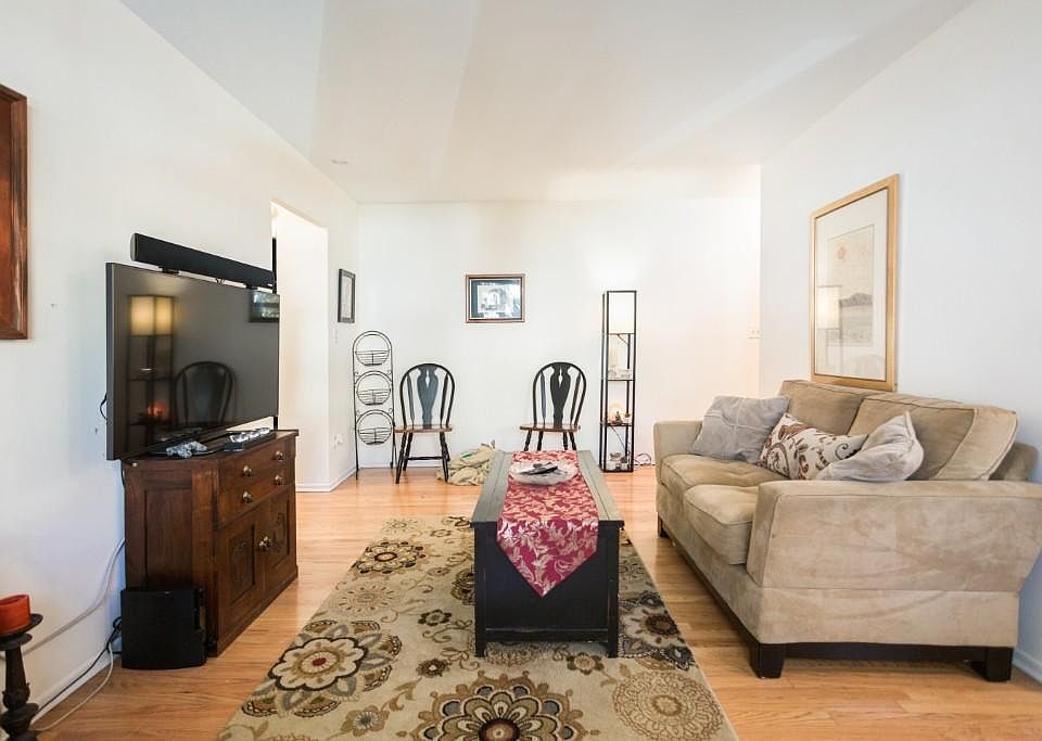 1st image of 533 W Oakdale Ave #515