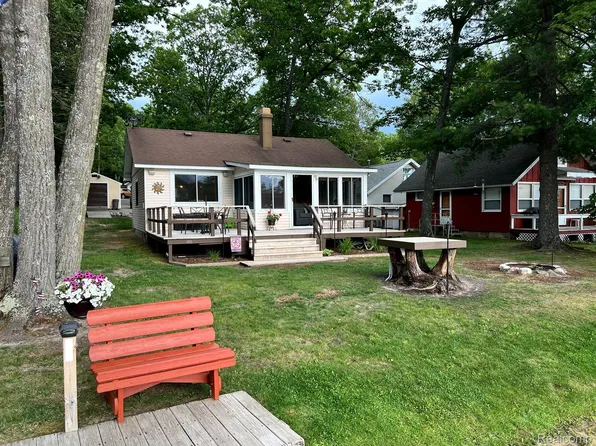 5915 Oak Rd, Rose City, MI 48654