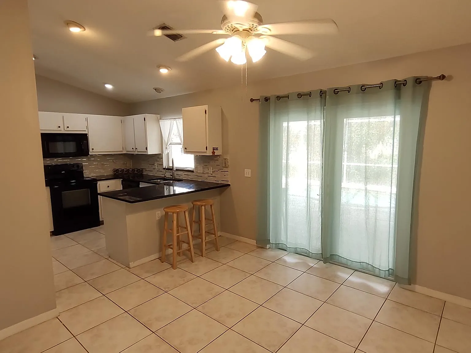 3 bed, 1300 sqft, $3,000 — Photo 3