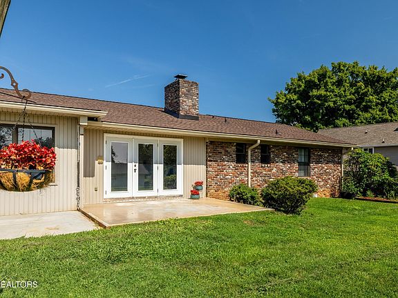 4th image of 1025 Oxford Hills Dr