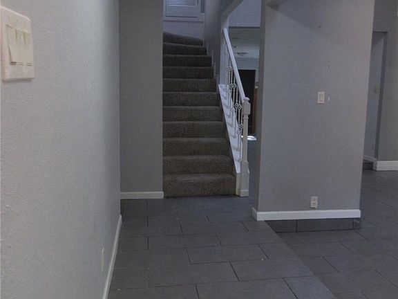5th image of 803 Cedar Oaks Ln