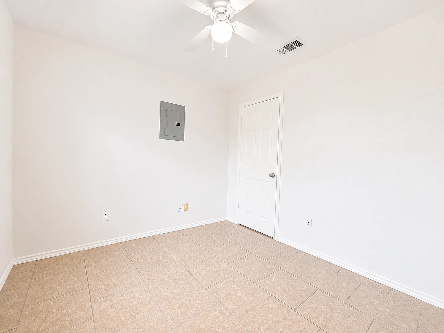 1523 Oasis Dr — Photo 3