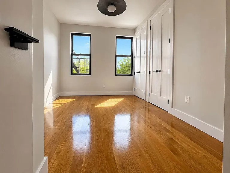 240 Montrose Ave #1R — Photo 7
