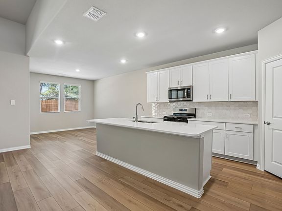 4th image of 2401 Grand Teton Dr