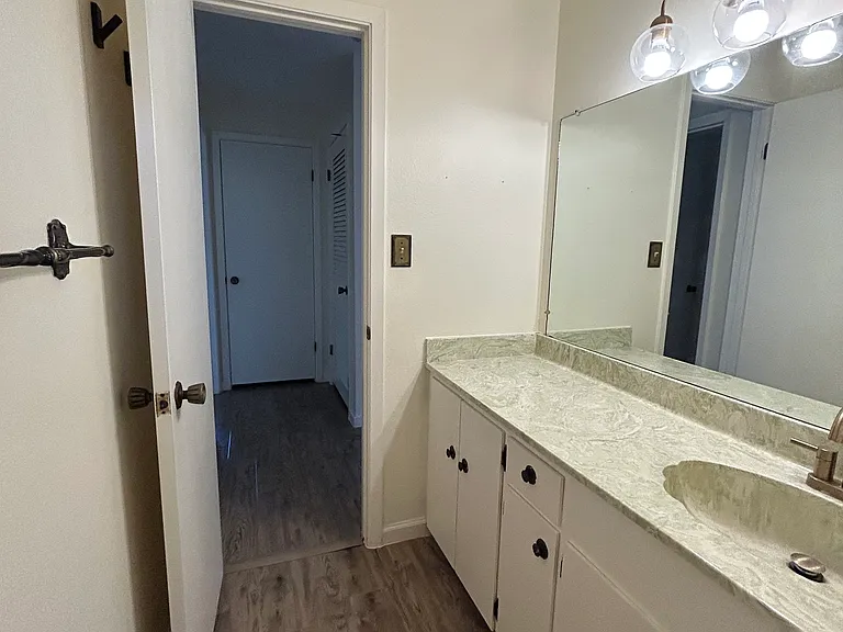 17 Ebony Ave — Photo 7