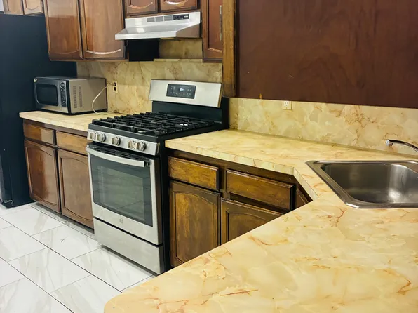 81 West 16th Street image 2 of 12