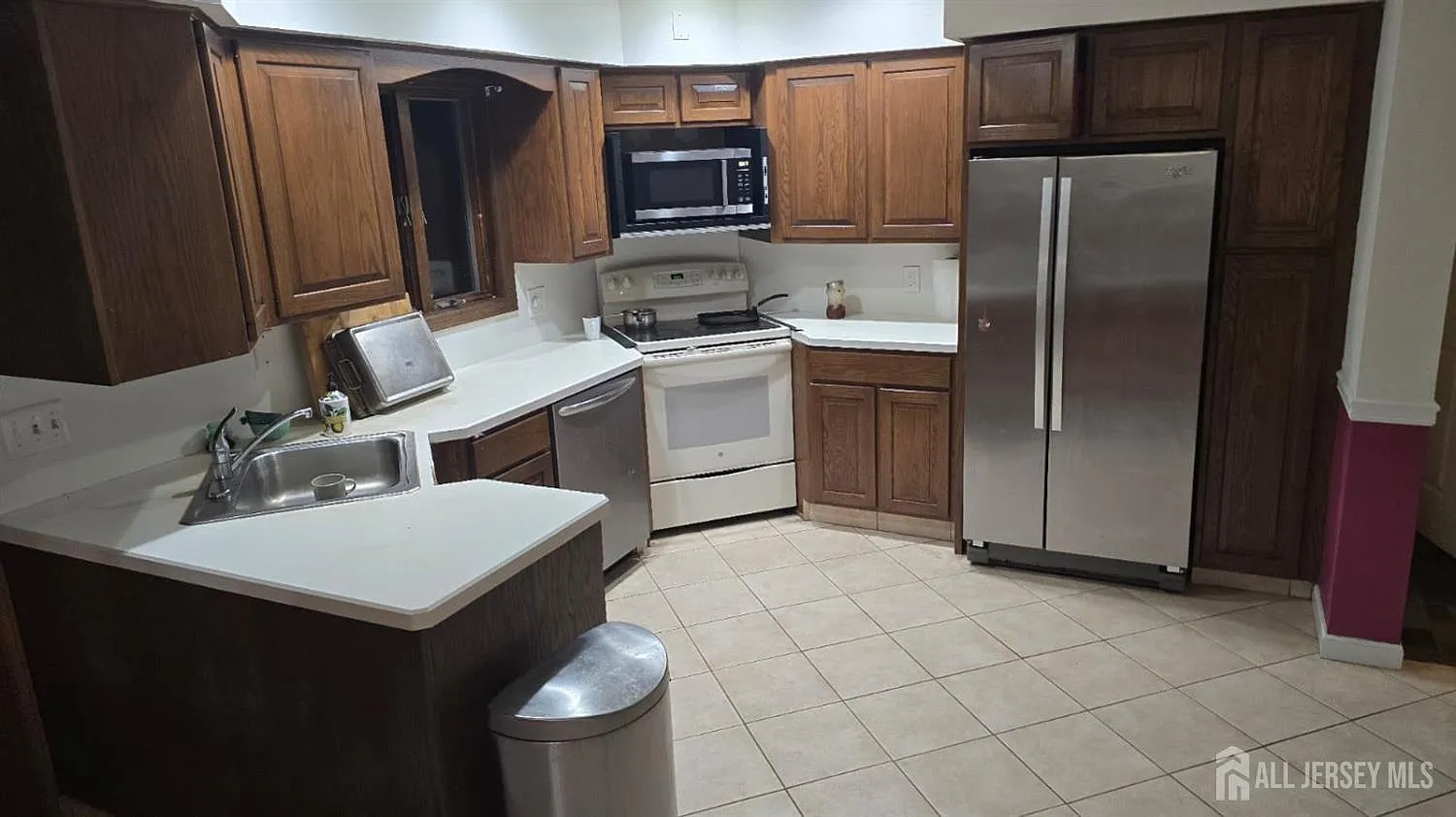 5 bed, 2.5 bath, 2700 sqft, $5,200 — Photo 4