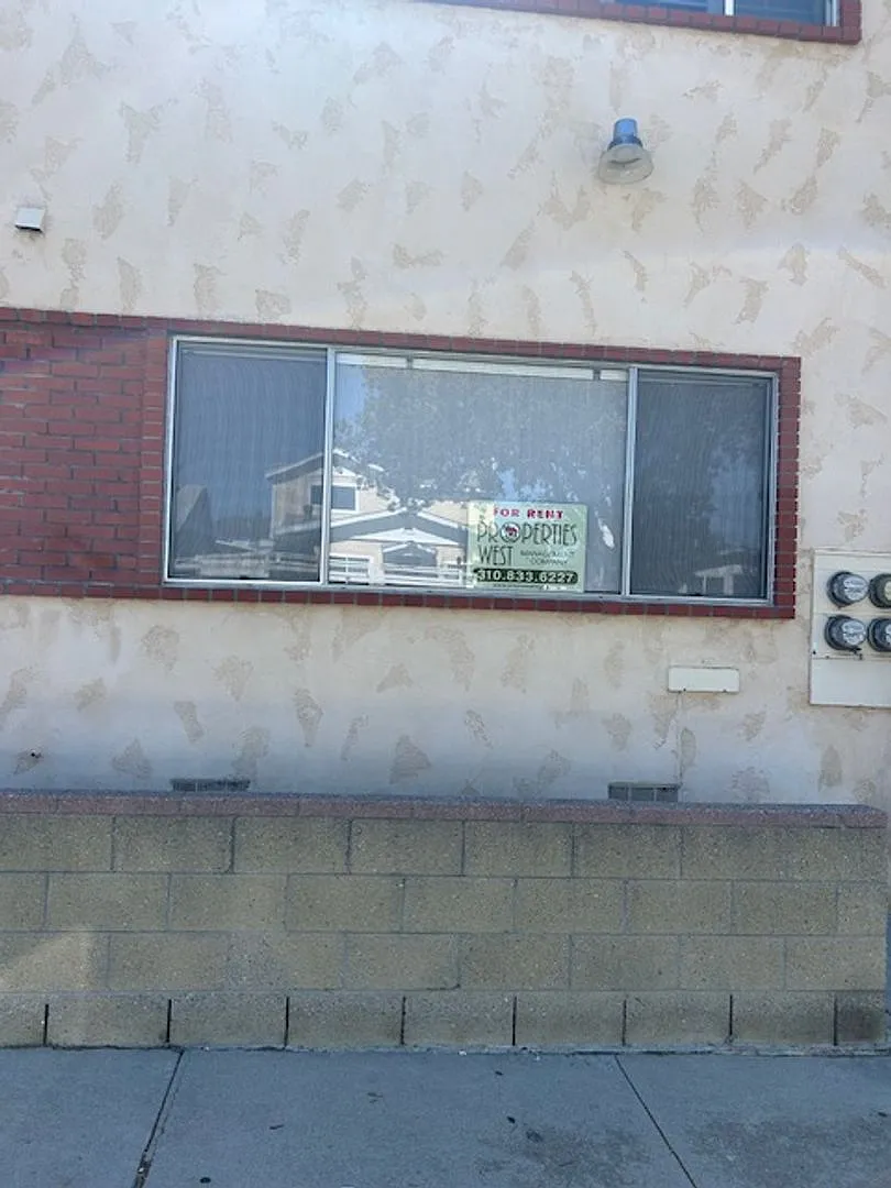1102w — Photo 1
