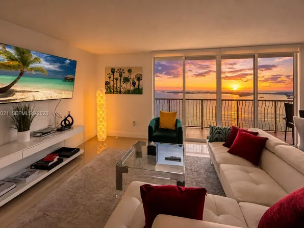 1200 Brickell Bay Dr APT 3701, Miami, FL 33131
