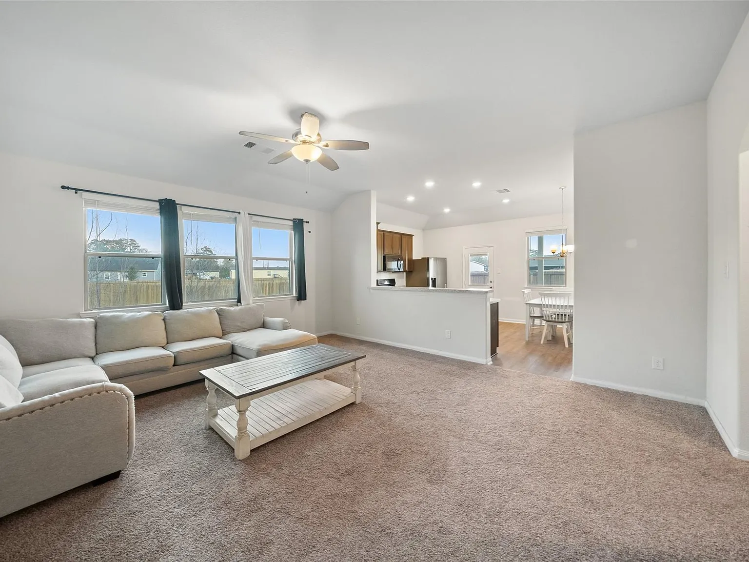 4 bed, 2.0 bath, 1821 sqft, $2,049 — Photo 4