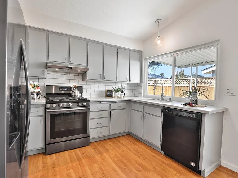 310 Curie Dr — Photo 29
