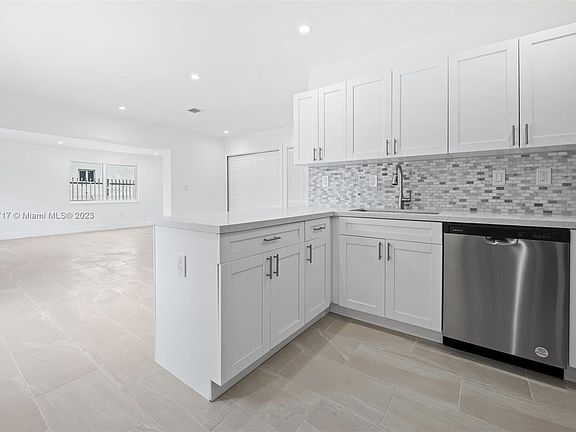 5th image of 524 NW 15th Way