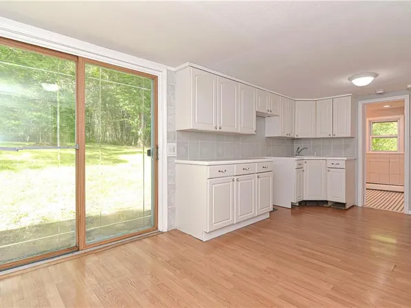 28 Burdickville Rd, Hopkinton, RI 02833