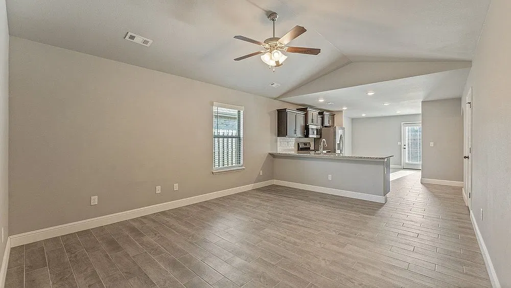4 bed, 2.0 bath, 1433 sqft, $1,645 — Photo 3