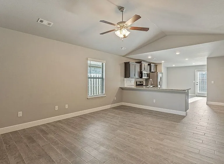 6005 Hoover St — Photo 3