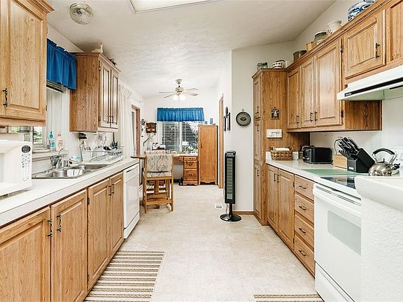 4th image of 90 Vista Dr