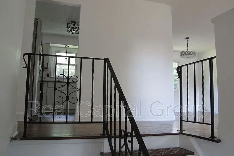 4 bed, 2.0 bath, 1920 sqft, $3,295 — Photo 3