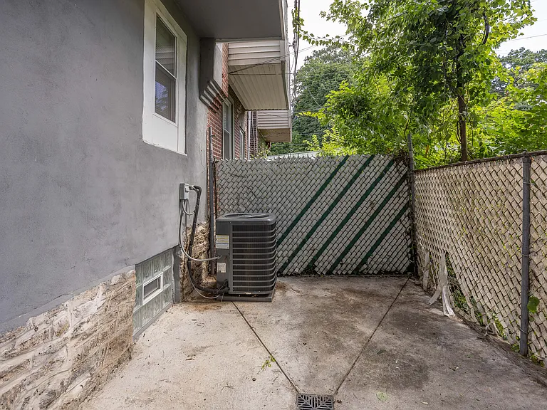 574 E Herman St — Photo 30