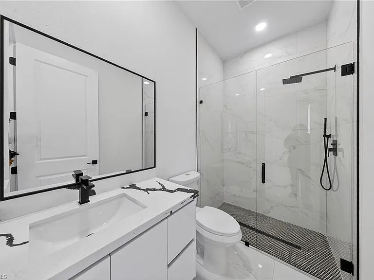 1213 Dodwin St E — Photo 17