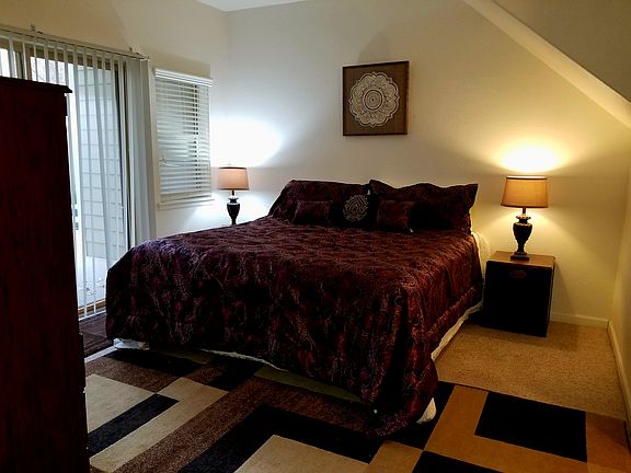 MASTER BEDROOM WITH A KING SIZED BED AND BATHROOM CONNECTED TO THE MASTER SLIDING DOOR TO OUTSIDE