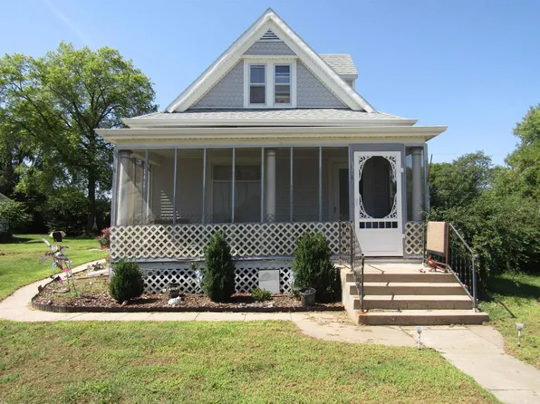 141 N Cherry St, Red Cloud, NE 68970