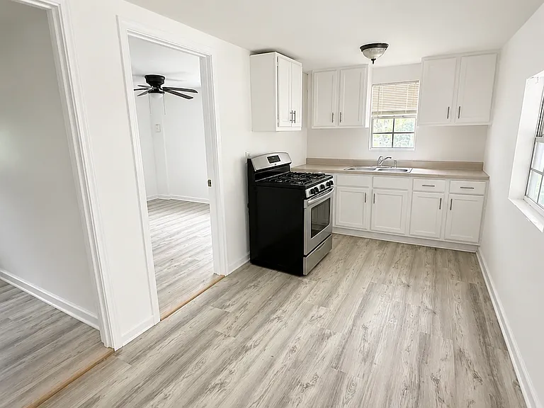 122 Collins Ct — Photo 3