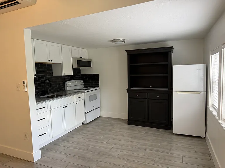 200 N Hampton Ave — Photo 2