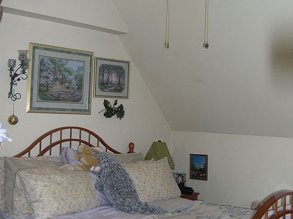 Vaulted ceiling adds to Spaciousness