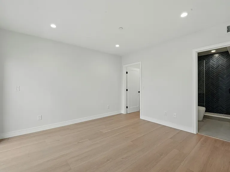 8234 Blackburn Ave #8236-1/2 — Photo 23
