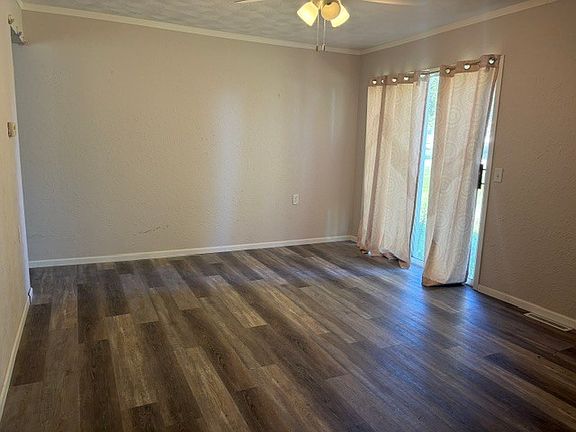 5th image of 109 Douglas St