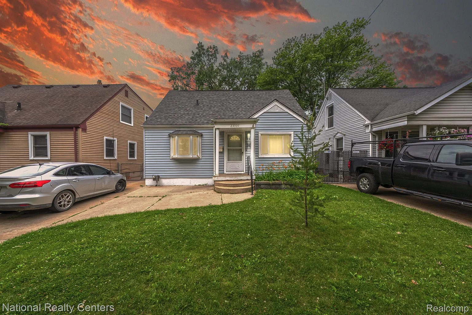 23337 Cayuga Ave photo 1