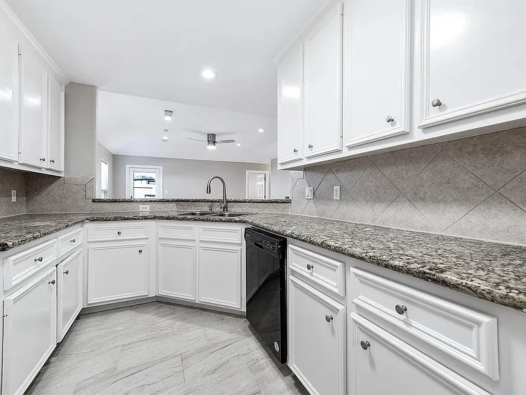 7308 Avenue R — Photo 9