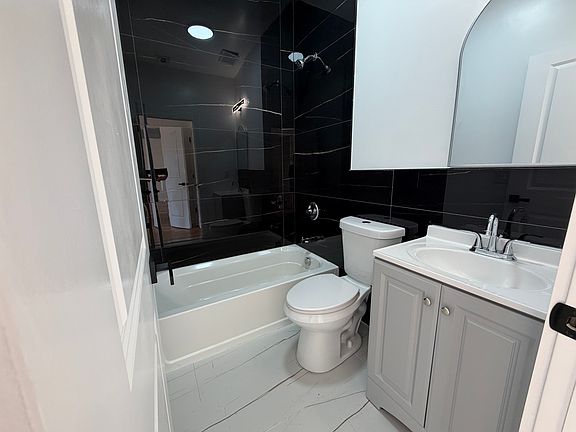 5th image of 183 Woodside Ave #3R