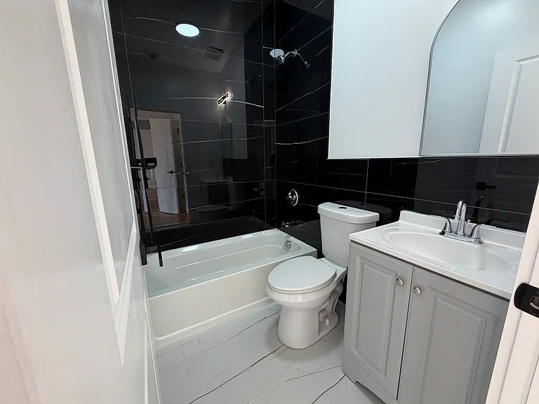 183 Woodside Ave #3R — Photo 5