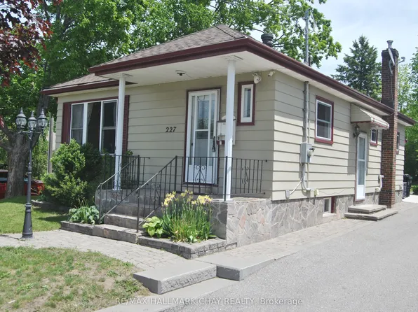 227 Duckworth St, Barrie, ON L4M 3W8